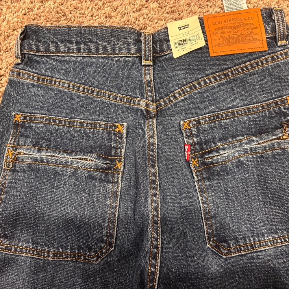 Levi's Relaxed Fit High Rise Ribcage Bell
Size 27x32
